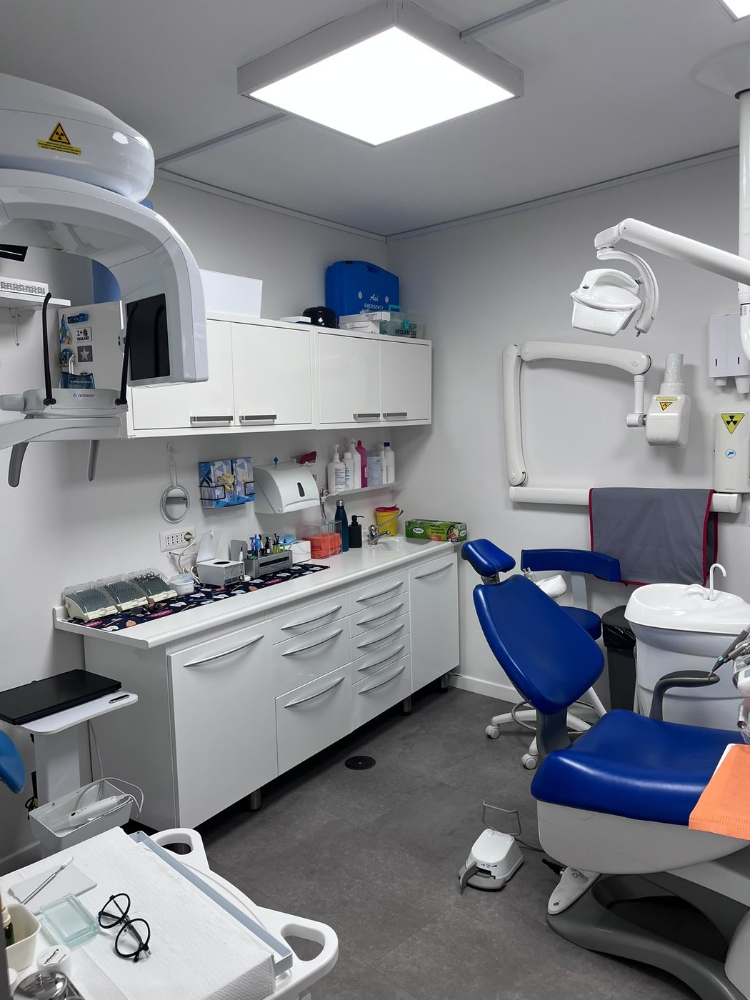 L'ambulatorio dello studio, con la postazione radiologica e il riunito